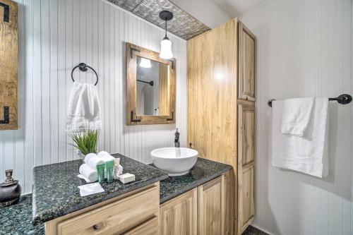 ein Badezimmer mit einem Waschbecken und einer Theke mit einem Spiegel in der Unterkunft Coldspring Cottage Less Than 1 Mi to Lake Livingston! in Coldspring