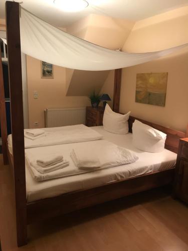 Ένα ή περισσότερα κρεβάτια σε δωμάτιο στο FeWo am alten Hafen - Zingst Ostseebad