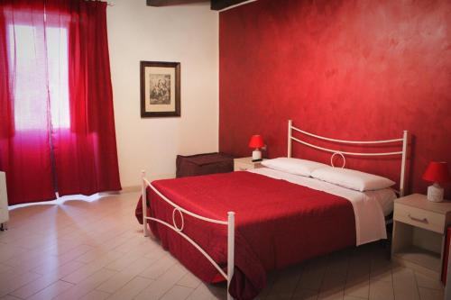 una camera rossa con un letto a parete rossa di B & B Arcobaleno a Cosenza