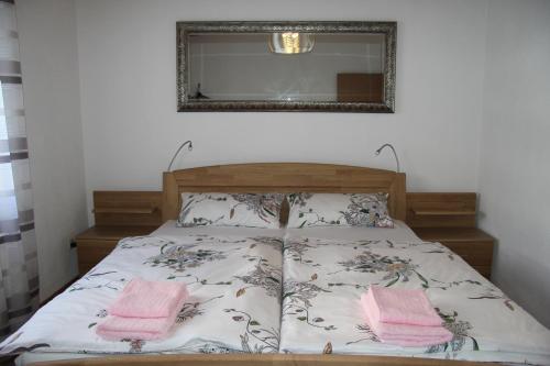 a bedroom with a bed with two pink towels on it at Gemütliche City Wohnung - Im Herzen von Trier in Trier