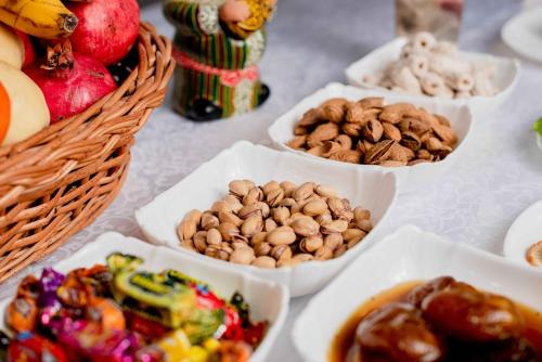 ヒヴァにあるNew Star Boutique hotel - madrasah Muhammad Mahram 1903の椀盛り付きテーブル