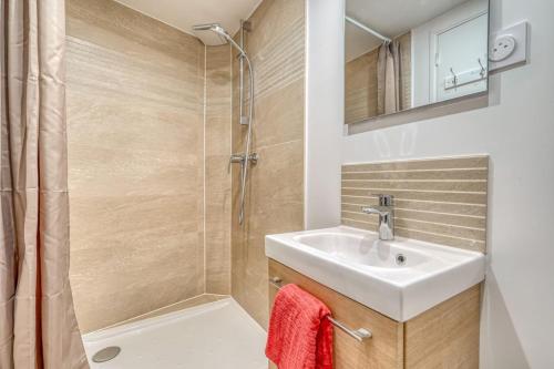 a bathroom with a sink and a shower at Studio mezzanine 3-4 pers tout équipé WIFI in Montreuil