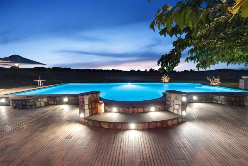 una piscina con luci su una terrazza di notte di Casale dei Gelsi a Castiglione in Teverina