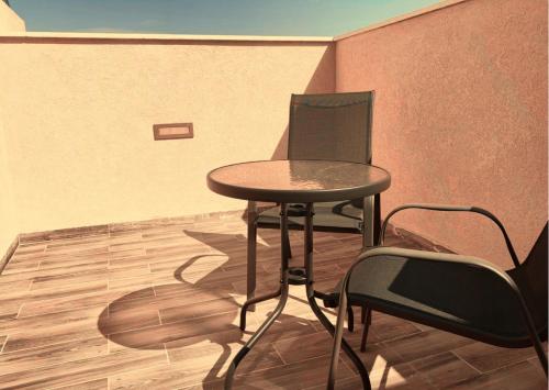 葉羅亞曼的住宿－מעבר לאופק，一张小桌子和一把椅子