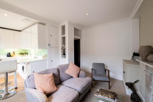 Cozy 1 bedroom apt in West Kensington with terrace