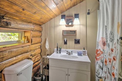 Ett badrum på Cambridge Cabin Less Than 2 Mi to Smugglers Notch!