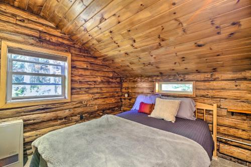 Säng eller sängar i ett rum på Cambridge Cabin Less Than 2 Mi to Smugglers Notch!