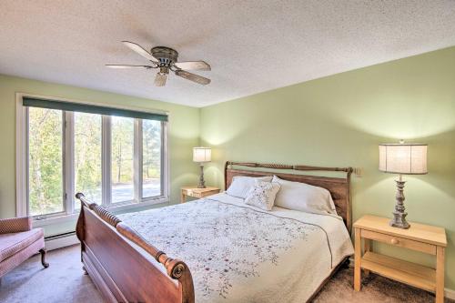 Giường trong phòng chung tại Charming Jackson Mountain Retreat on Golf Course!