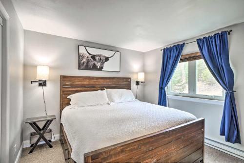 سرير أو أسرّة في غرفة في Ski-InandSki-Out Breckenridge Condo Near Main St!
