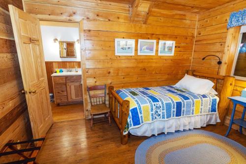 מיטה או מיטות בחדר ב-Juneberry Lodge