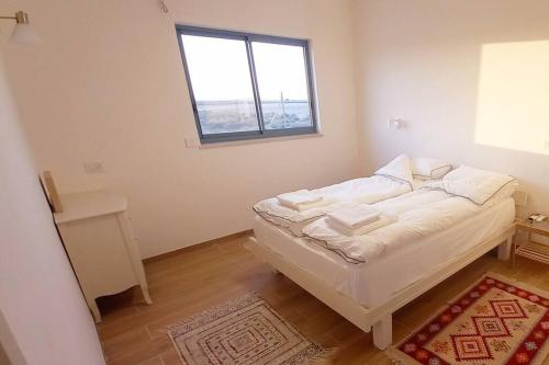 Postel nebo postele na pokoji v ubytování בביתו במדבר' צימר שמרגיש בית'