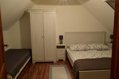 Una cama o camas en una habitación de Kéktúra vendégház