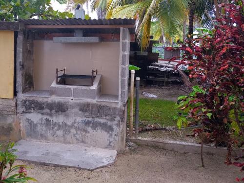 een bijgebouw met een wastafel in een tuin bij Kevin Kondos in Bocas del Toro
