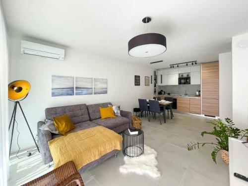 ein Wohnzimmer mit einem Sofa und einem Esszimmer in der Unterkunft Apartment Corsy in Novigrad Istria