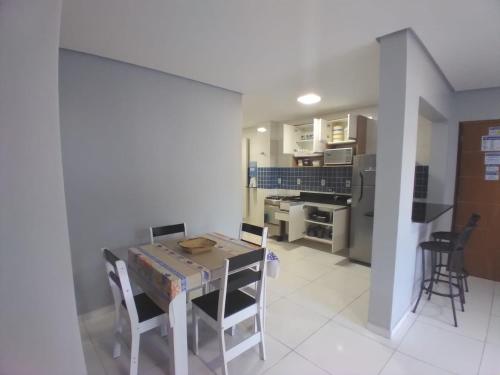 a kitchen and dining room with a table and chairs at Paraiso do Sul Maragogi in Maragogi