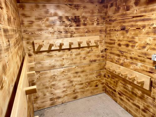 a bathroom with a wooden wall at Haus Riverside in Zaunhof