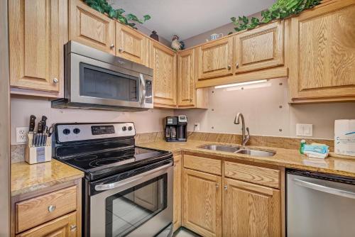 Una cocina o zona de cocina en Phoenix 7 Unit 1210
