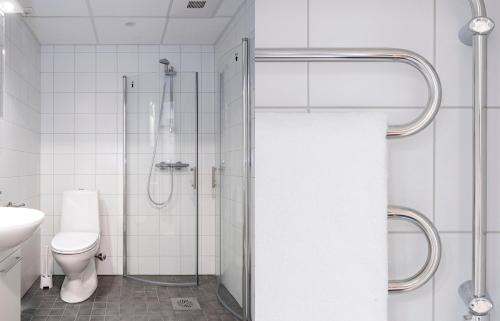 uma casa de banho com um chuveiro e um WC. em HOOM HOME & HOTEL Sigtuna em Rosersberg