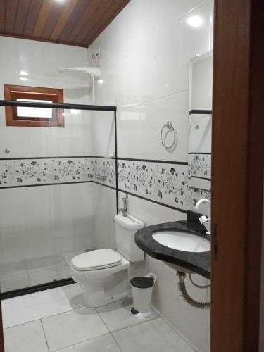 Ett badrum på Passarinhada Hospedagem