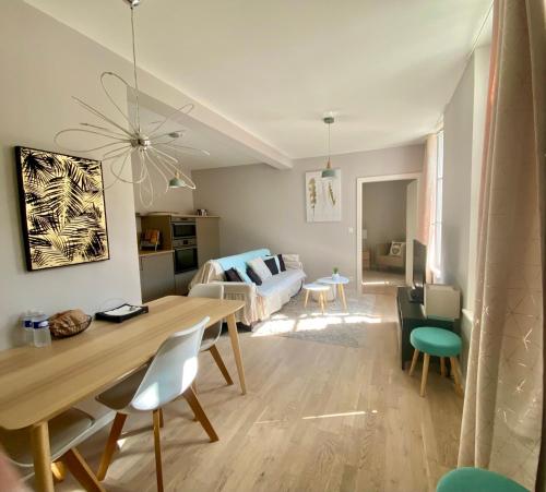 un salon avec une table à manger et un canapé dans l'établissement Arche de Noé, à Colmar