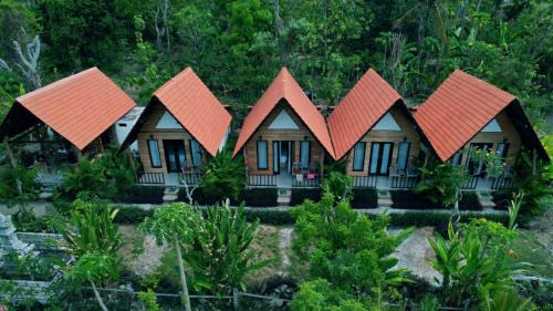 eine Luftansicht eines Hauses mit roten Dächern in der Unterkunft Bukit keker cottage in Nusa Penida