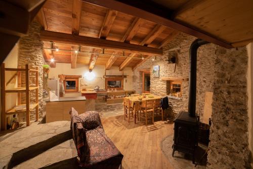a large kitchen with a table and a stove at La vera casa di Mosè in Marmora