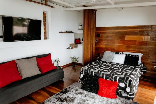 una camera con letto e divano di Glamping Casa Viva a Pereira