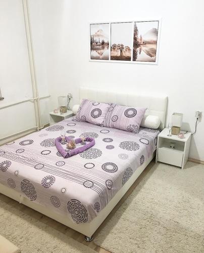 プリイェドルにあるApartman Dunjaのベッドルーム1室(紫と白の掛け布団付きのベッド1台付)