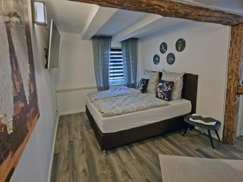 a small bedroom with a bed and a window at Fernweh Harz in Seesen