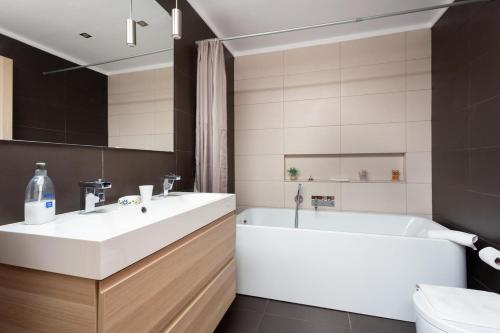 a bathroom with a sink and a tub and a toilet at Villa Kalima in Santa Úrsula