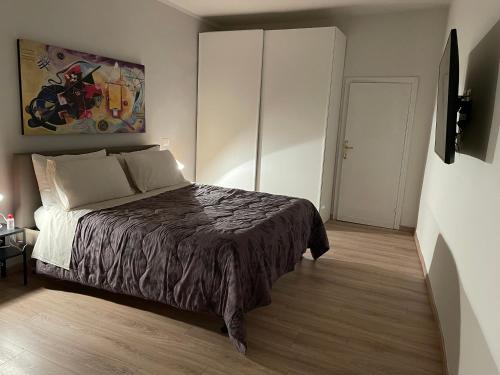Una cama o camas en una habitación de appartamento di via Monterone