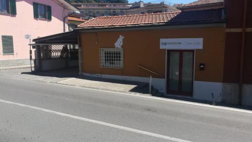 Το κτήριο όπου στεγάζεται  το διαμέρισμα