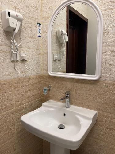 Et badeværelse på مقر الفخامة