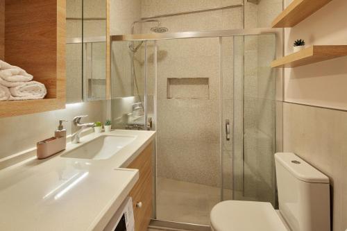 a bathroom with a shower and a toilet and a sink at Çiğdem'inn Sığacık (Cigdeminn Sigacik) in Siğacık