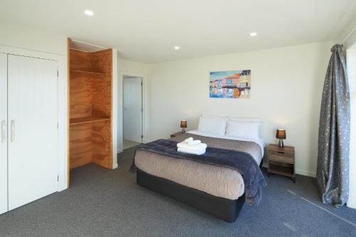 a bedroom with a bed and a closet at Alpine View Apartment 2 - Tekapo in Lake Tekapo