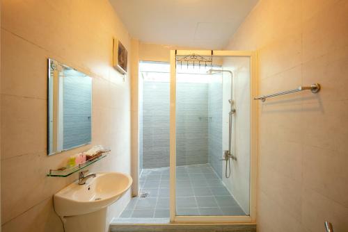 a bathroom with a shower and a toilet and a sink at Bungalow Mai Phuong Binh in Phu Quoc