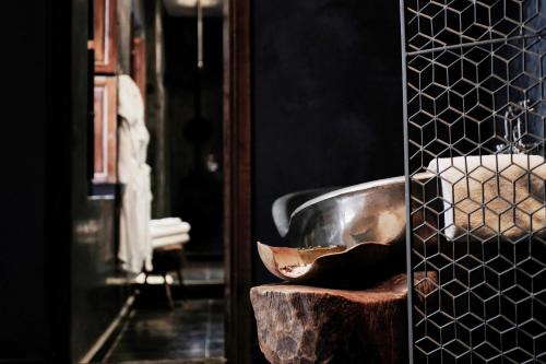 馬拉喀什的住宿－Sakkan，一间位于客房内的铜浴缸浴室
