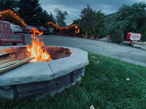 a fire pit on the side of a street at Foot of the Mountain Motel in Boulder