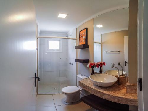 ein Badezimmer mit Waschbecken, Toilette und Dusche in der Unterkunft Apto temático Cerveja - Pomerode SC in Pomerode