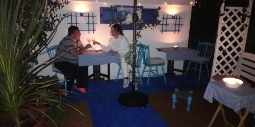Un uomo e una donna seduti a un tavolo in una stanza di Northdene Theatre Hotel a Blackpool