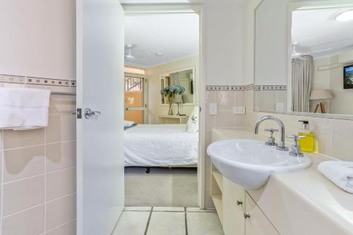 Ένα μπάνιο στο Delightful apartment close to the beach, Sunshine Beach