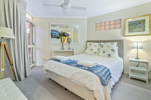Ένα ή περισσότερα κρεβάτια σε δωμάτιο στο Delightful apartment close to the beach, Sunshine Beach