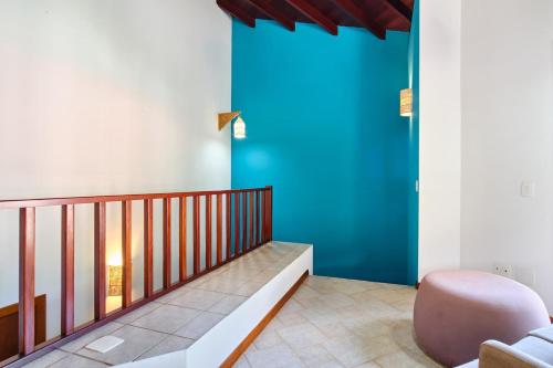 un soggiorno con sedia e parete blu di Cobertura - Praia Grande, Ubatuba a Ubatuba