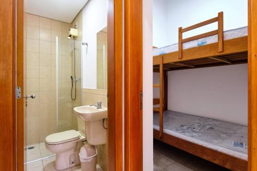 un bagno con servizi igienici, lavandino e letto a castello di Cobertura - Praia Grande, Ubatuba a Ubatuba