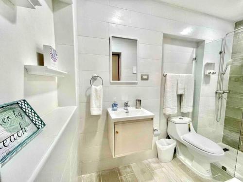 Bathroom sa Las Terrenas beachfront 2 bedrooms condo with pool