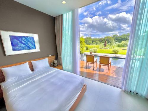 Giường trong phòng chung tại Zensala Riverpark Resort-SHA Extra Plus