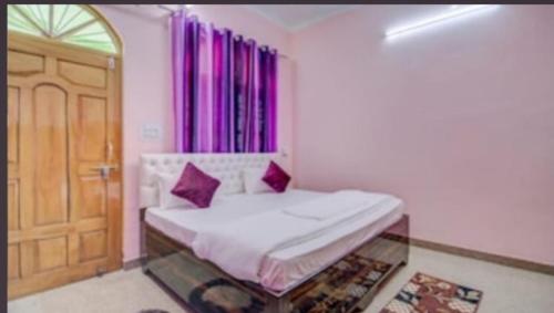 Postel nebo postele na pokoji v ubytování Nandini Homestay