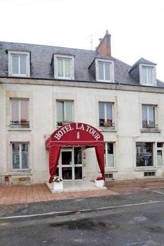 - un bâtiment blanc avec un auvent rouge dans l'établissement Hotel La Tour, à Sully-sur-Loire