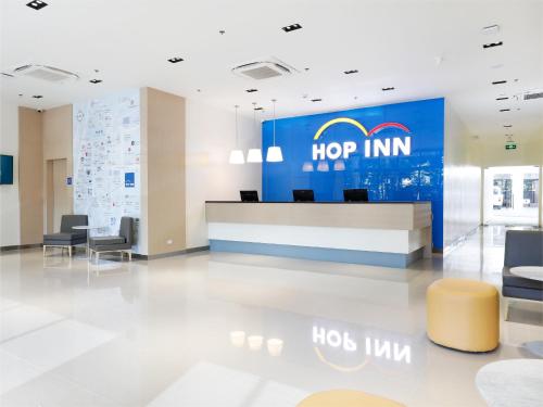 Lobby o reception area sa Hop Inn Ortigas Center Manila