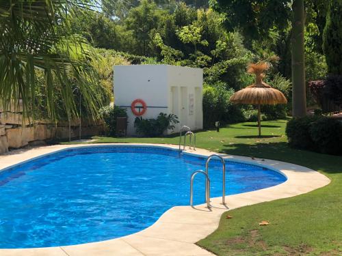 ein großer blauer Pool im Hof in der Unterkunft Comfortable and spacious apartment with nice views in Benalmádena